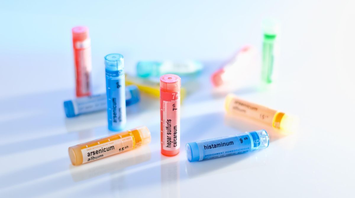 Białe granulki homeopatyczne w zbliżeniu – najczęstsza postać leku w homeopatii
